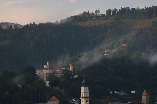 Burg, Schilf, Bäume, Hügel, Kirche, Turm