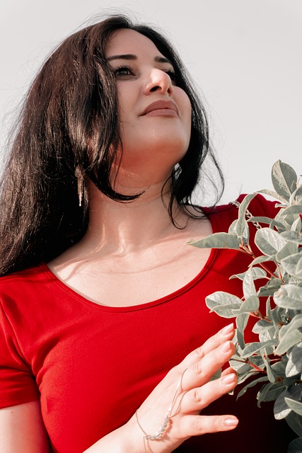 Junge Frau, Rotes Kleid, Natur