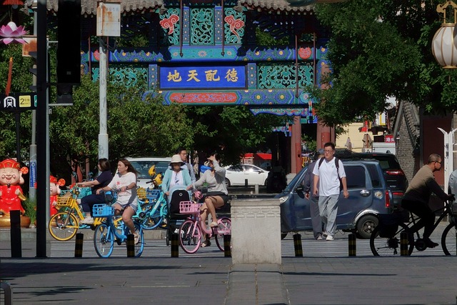 城市, 骑车者, 行人, 传统建筑, 大门, 交通标志, 交叉路口, 三轮车