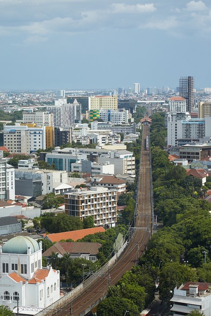 Stadtlandschaft, Gebäude, Bahnlinie