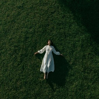 Mujer, Vestido Blanco, Acostada