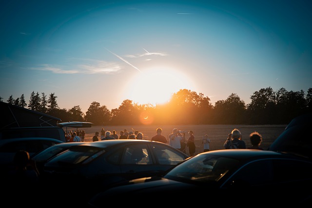 Solnedgang, Mark, Bil, Træer, Mennesker