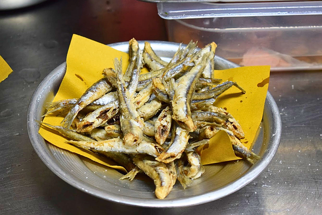 Eten, Gefrituurde Ansjovis, Bord
