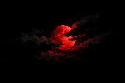 Lua Vermelha, Lua Atrás Das Nuvens