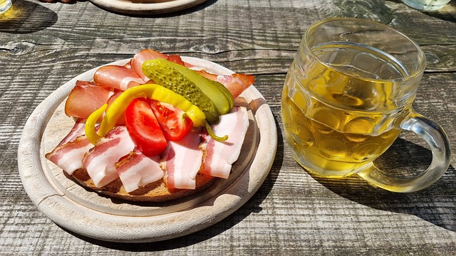 Brot, Salami, Speck, Tomate, Gewürzgurke