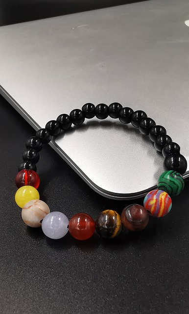 Armbånd, Sorte Perler, Regnbue Mønster