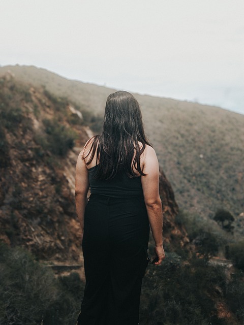 女人, 自然, 山, 孤独, 徒步旅行, 观景台, 雾蒙蒙的, 旅行, 冒险