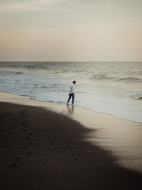海滩, 海洋, 海, 海岸线, 海浪, 沙子, 脚印, 行走, 赤脚, 男人