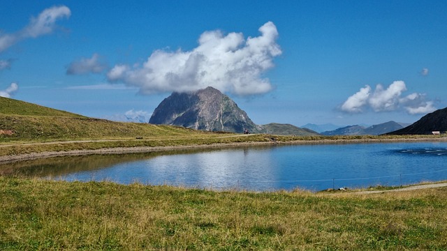 Berge, See, Gras, Wolken, Natur