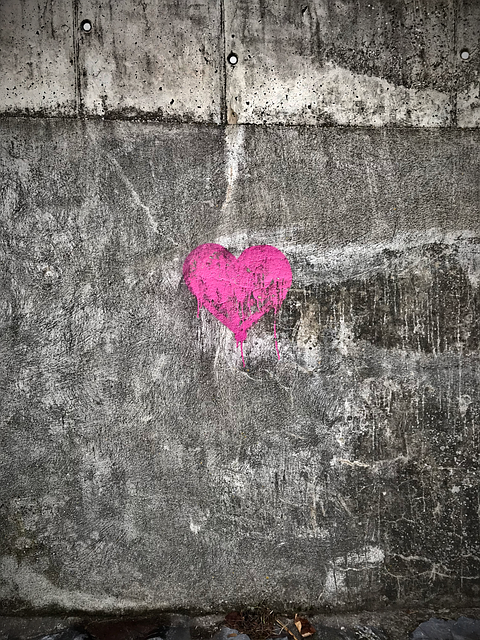 Betonwand, Rosa Herz, Graffiti