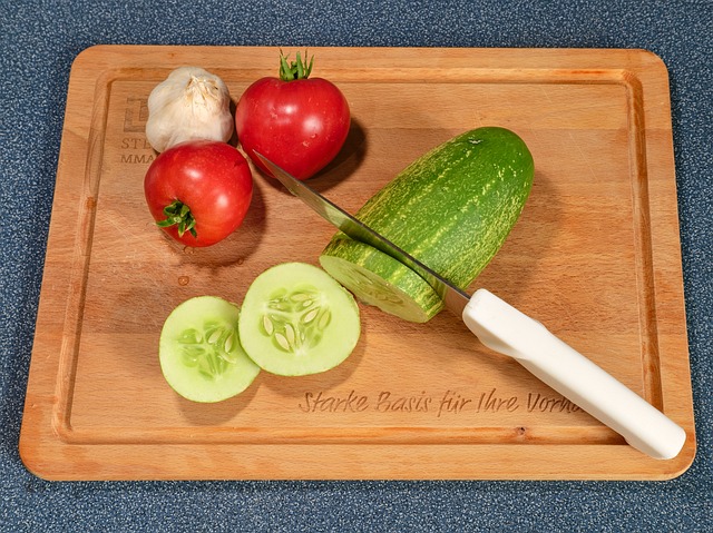 Komkommer, Tomaat, Knoflook, Mes