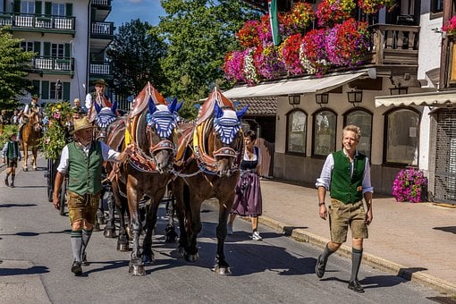 Pferdeumzug, Folklore, Trachten, Blumen
