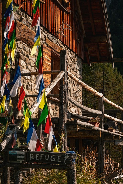 Berghütte, Gebetsflaggen, Holzterrasse