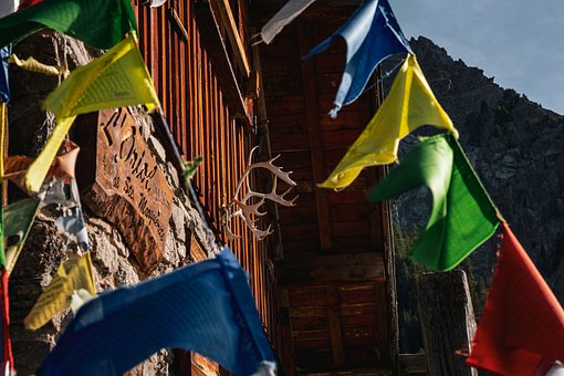 Berghütte, Blaue Fahnen, Rote Fahnen