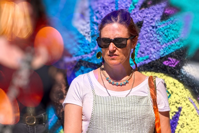 Frau, Sonnenbrille, Grafitti, Rothaarig