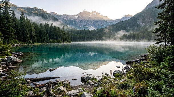 Alpensee, Bergreflexion, Nebliger Wald