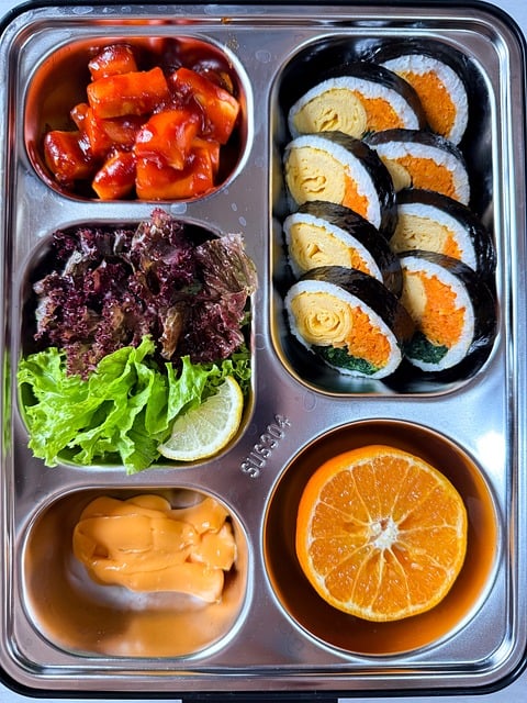 韩国食品, 紫菜包饭, 辣炒年糕, 便当, 不锈钢, 沙拉, 橙子, 午餐盒