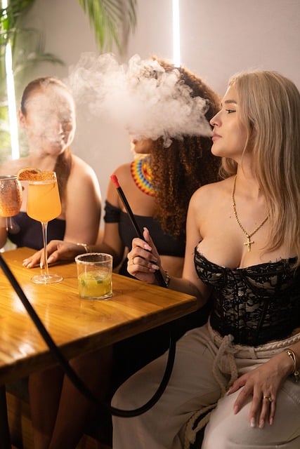女人, 模特, 肖像, 抽烟, 鸡尾酒, 服装, 微笑, 朋友, 乐趣, 木桌