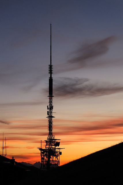 Sonnenuntergang, Funkturm, Berge, Wolken