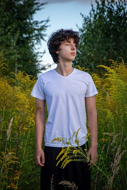 Jonge Man, Wit T-Shirt, Gras