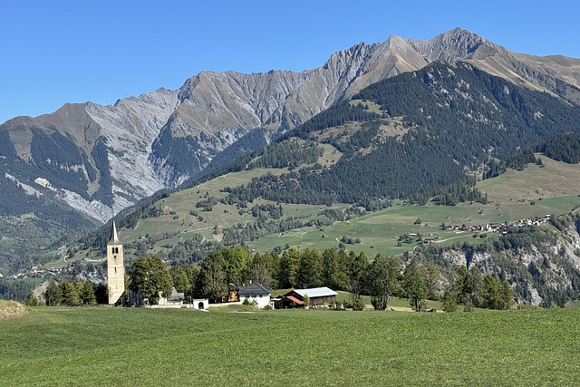 Bjerge, Kirke, Grøn Eng, Blå Himmel