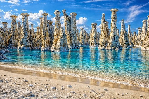 自然形成, 石柱, 碧绿色的水, 多云的天空, 夏季场景, 全蓝, 自然, 海岸
