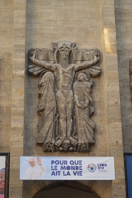 Fachada, Cristianismo, Estatua