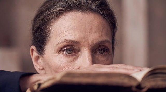 Frau, Ältere, Buch, Lesen, Nachdenken