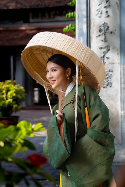 Free Vietnamese Woman Traditional Hat photo and picture