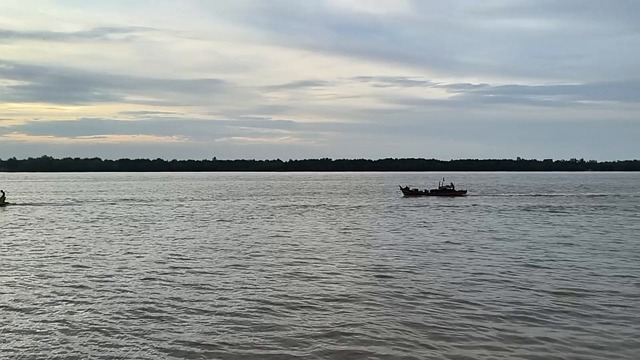 river, sunset, golden hour, evening light, water reflection, landscape, nature, peaceful, calm, dusk, twilight, silhouette, soft light, natural beauty, boat, forest, rural, reeds, mist, tropical river, sungai, alam indonesia, pemandangan sore, senja di sungai